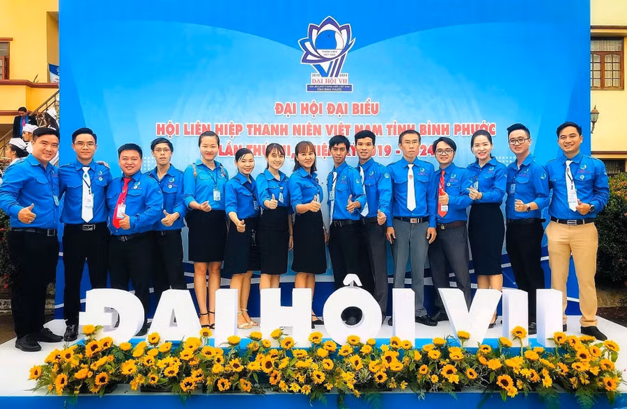 Startup 8x Nguyễn Hoàng Đạt (bên phải, phía ngoài cùng) là một cán bộ Hội tiêu biểu, được chọn cử là đại biểu tham dự Đại hội Hội LHTN Việt Nam tỉnh Bình Phước nhiệm kỳ 2019 - 2024.