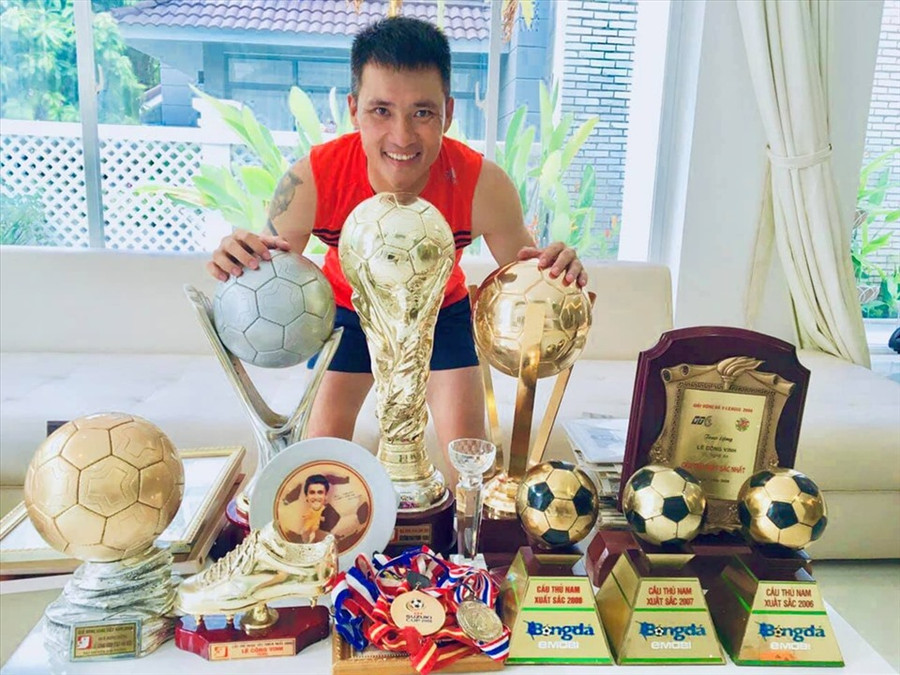 Đặc biệt, còn có một khu vực Công Vinh trưng bày các huy chương, cúp từng đạt được khi còn làm cầu thủ bóng đá. Ảnh: NSCC