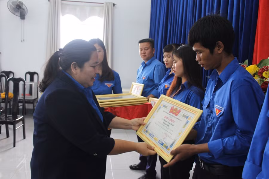 Chị Hà Thị Giang Thảo-Phó Bí thư Tỉnh Đoàn trao giải cho các cá nhân đạt giải. Ảnh: Phan Lài