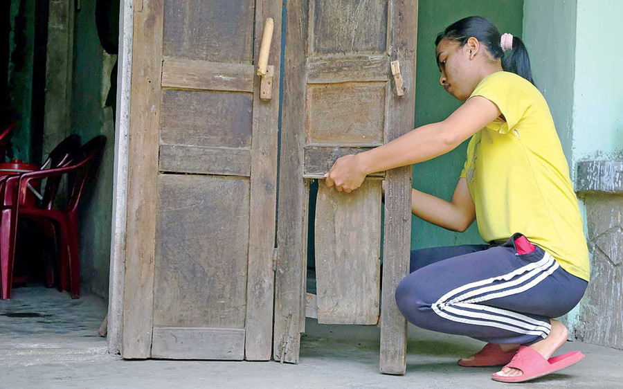 Cửa chính của nhà chắp vá bởi những tấm gỗ, gió lớn bật hư cửa, Tùng sửa lại