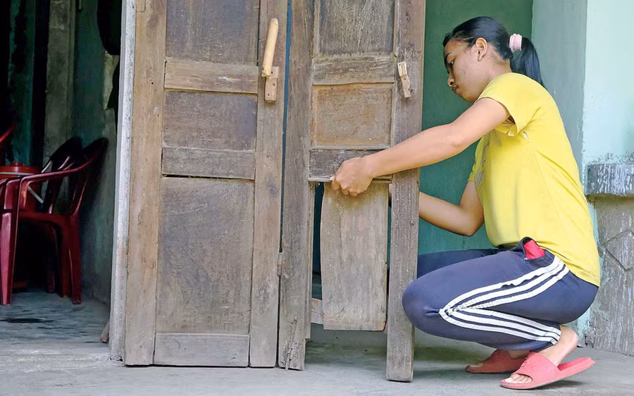 Cửa chính của nhà chắp vá bởi những tấm gỗ, gió lớn bật hư cửa, Tùng sửa lại