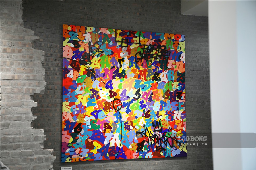 Bức tranh Parisian trị giá hơn 2 tỉ đồng. Đây là sự tri ân của tác giả đến tất cả nghệ sĩ graffiti. Trên đó là tên của những người bạn, người đồng nghiệp luôn đồng hành cùng ông. Bức tranh Parisian trị giá hơn 2 tỉ đồng. Đây là sự tri ân của tác giả đến tất cả nghệ sĩ graffiti. Trên đó là tên của những người bạn, người đồng nghiệp luôn đồng hành cùng ông.