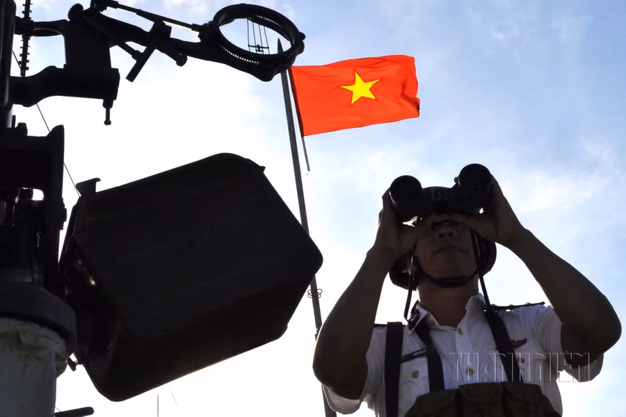 Cờ Tổ quốc tung bay trêm đài quan sát của nhà giàn DK1/11 Tư Chính C ẢNH: MAI THANH HẢI