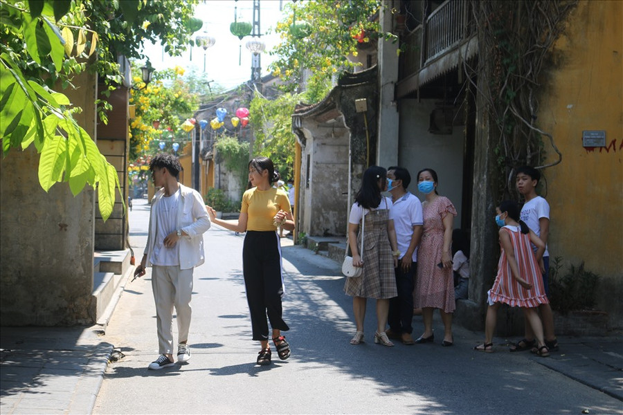 Theo ghi nhận ngày 13.9, rất đông bạn trẻ đã chọn Hội An là điểm đến tham quan và check-in sau 1 tuần bước vào năm học mới. Theo ghi nhận ngày 13.9, rất đông bạn trẻ đã chọn Hội An là điểm đến tham quan và check-in sau 1 tuần bước vào năm học mới.