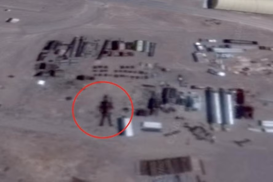 Vật thể mà thợ săn UFO nói rằng là một robot ngoài hành tinh ở căn cứ quân sự Vùng 51 của Mỹ. Ảnh: RT.