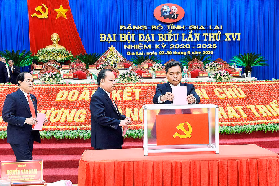 Đoàn Chủ tịch đại hội bỏ phiếu bầu Ban Chấp hành Đảng bộ tỉnh Gia Lai nhiệm kỳ 2020-2025. Ảnh: Đức Thụy