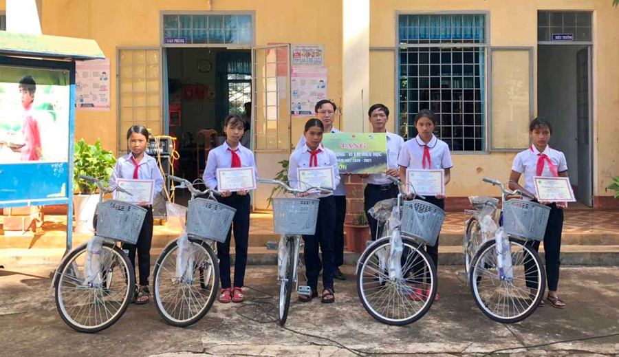 Viettel Gia Lai tặng xe đạp cho học sinh Trường THCS Ia Ka (huyện Chư Păh). Ảnh: Phương Dung Viettel Gia Lai tặng xe đạp cho học sinh Trường THCS Ia Ka (huyện Chư Păh). Ảnh: Phương Dung