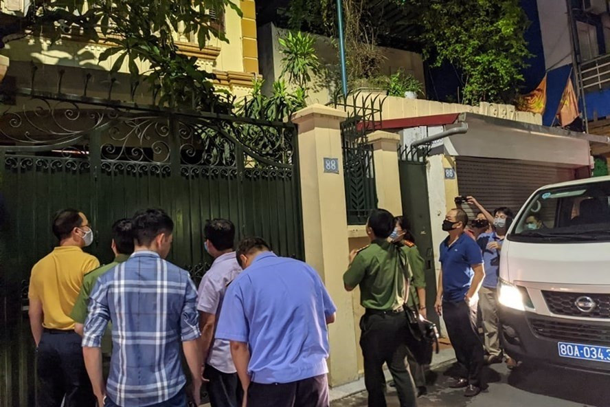 Khám xét nhà ông Nguyễn Đức Chung - Chủ tịch UBND TP.Hà Nội - tối 28.8. Ảnh: Tùng Giang Khám xét nhà ông Nguyễn Đức Chung - Chủ tịch UBND TP.Hà Nội - tối 28.8. Ảnh: Tùng Giang