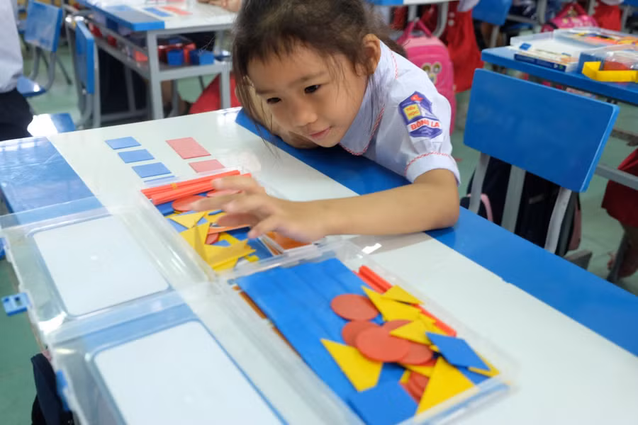 Học sinh lớp 1 trường Tiểu học Đông La (huyện Đông Hưng, tỉnh Thái Bình) trong giờ học theo chương trình giáo dục phổ thông mới. Ảnh: QT