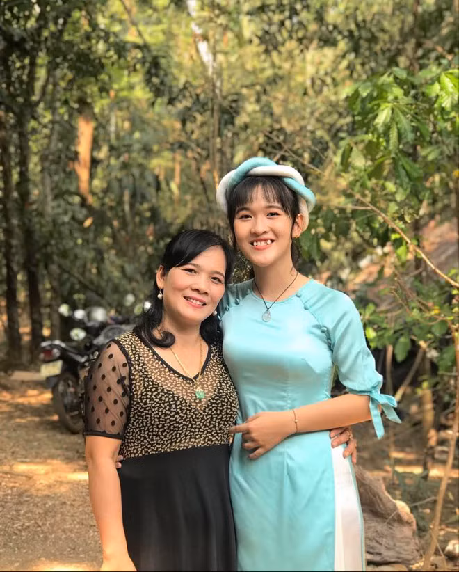 Nữ sinh Đường lên đỉnh Olympia và mẹ. Những màu xanh từ rừng cao su quê hương luôn in đậm trong tâm trí cô, dù sau này cô đi tới phương trời nào ẢNH K.T