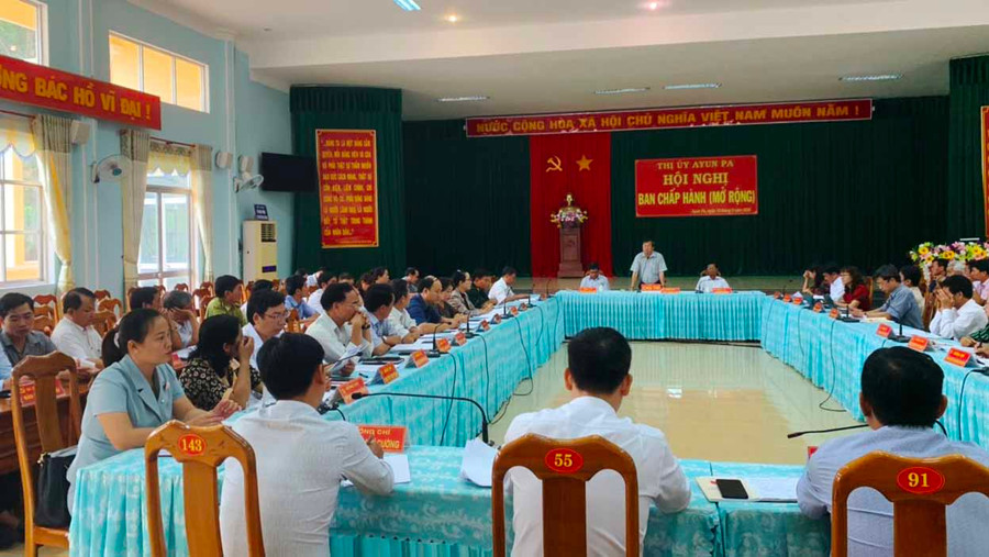 Quang cảnh Hội nghị Ban Chấp hành Đảng bộ thị xã khóa XIX (mở rộng). Ảnh: Vũ Chi