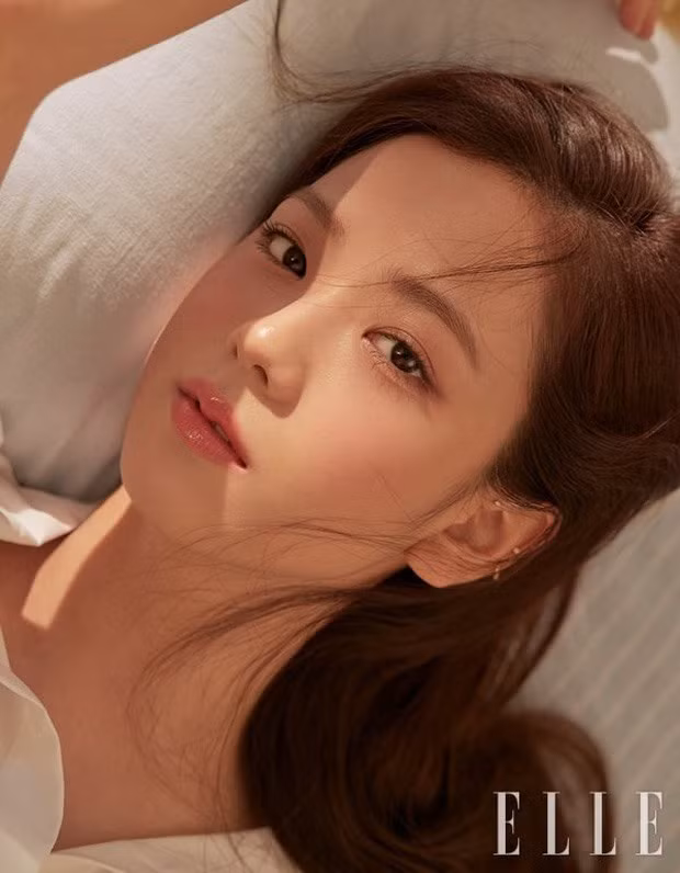 Jisoo khoe vẻ đẹp nữ tính, dịu dàng trong loạt ảnh của tạp chí ELLE. Ảnh: Instagram