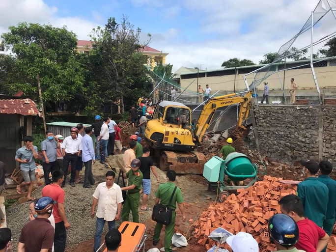 Sự cố xảy ra khi một nhóm công nhân đang sửa chữa bờ kè Sự cố xảy ra khi một nhóm công nhân đang sửa chữa bờ kè