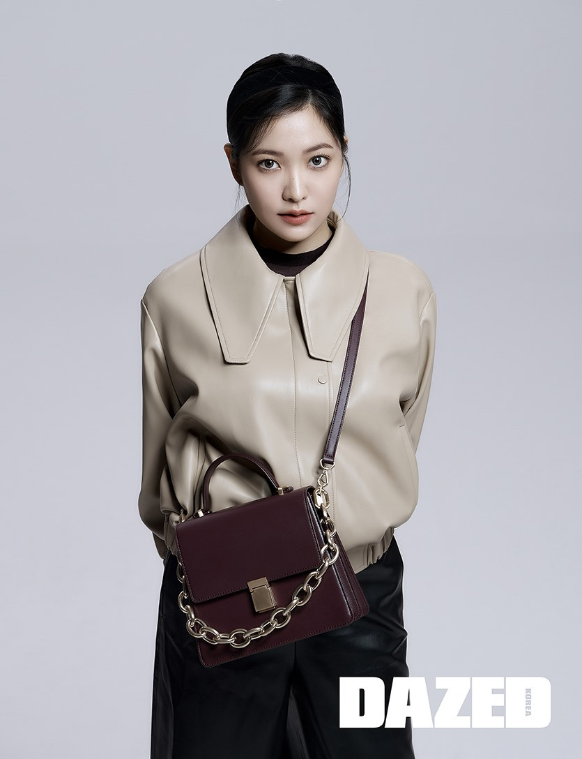 Trong buổi chụp hình, Yeri chia sẻ cô đang quay chương trình YouTube 