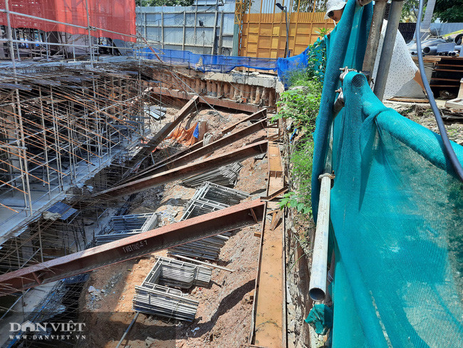 Sở Xây dựng tỉnh Bình Dương khắng định, Công ty Cổ phần C-Holdings và đơn vị thi công công trình chung cư C-Sky View đã dùng các thùng container chắn lối thoát hiểm phía sau nhà dân. Ảnh: V.D