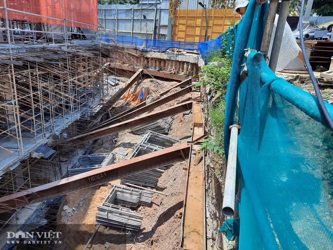 Sở Xây dựng tỉnh Bình Dương khắng định, Công ty Cổ phần C-Holdings và đơn vị thi công công trình chung cư C-Sky View đã dùng các thùng container chắn lối thoát hiểm phía sau nhà dân. Ảnh: V.D