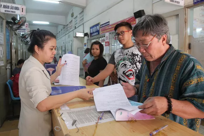 Người dân làm thủ tục khám chữa bệnh BHYT Người dân làm thủ tục khám chữa bệnh BHYT