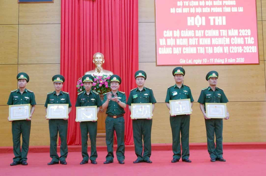 Đại tá Nguyễn Văn Nghị-Phó Chính ủy BĐBP trao giấy khen cho các thí sinh đạt giải. Ảnh: Anh Huy 