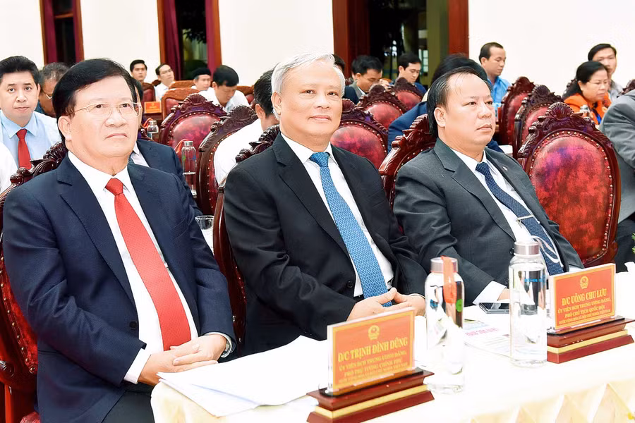 Các đồng chí lãnh đạo Trung ương về dự buổi lễ. Ảnh: Đức Thụy