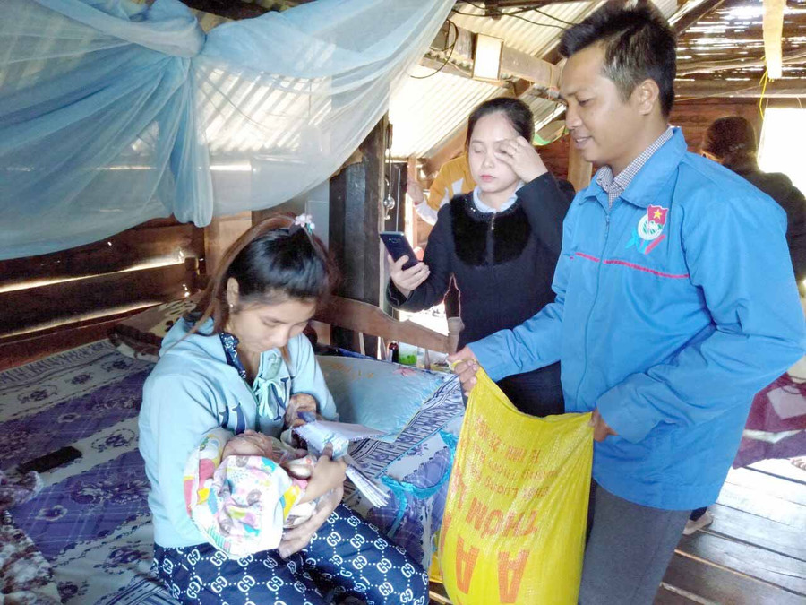 Anh Nay Bưng-Bí thư Đoàn xã Ia Rtô tặng quà cho gia đình khó khăn. Ảnh: Phan Lài