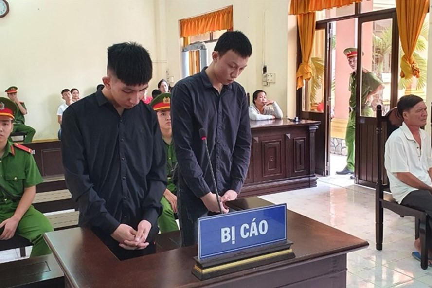 2 bị cáo Bảo Anh và Phúc (từ trái sang) bị phạt tù vì chém người gây tử vong. Ảnh: PV 2 bị cáo Bảo Anh và Phúc (từ trái sang) bị phạt tù vì chém người gây tử vong. Ảnh: PV