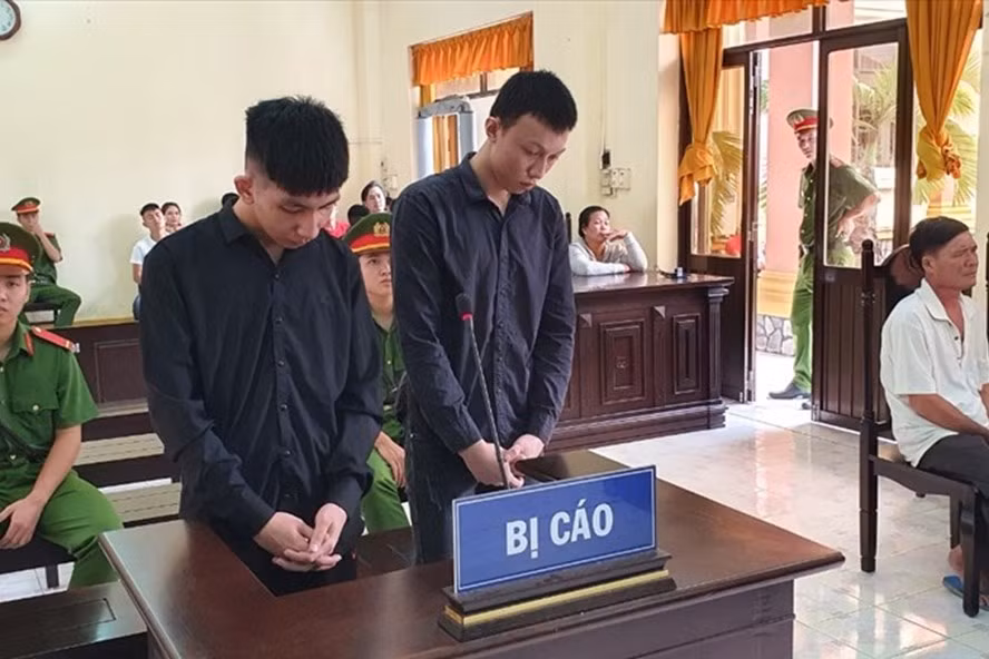  2 bị cáo Bảo Anh và Phúc (từ trái sang) bị phạt tù vì chém người gây tử vong. Ảnh: PV