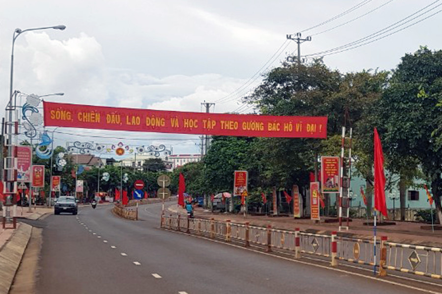 Thị trấn Chư Ty (huyện Đức Cơ) rực rỡ cờ, băng rôn chào mừng Đại hội đại biểu Đảng bộ tỉnh lần thứ XVI (nhiệm kỳ 2020-2025). Ảnh: Ngọc Sang