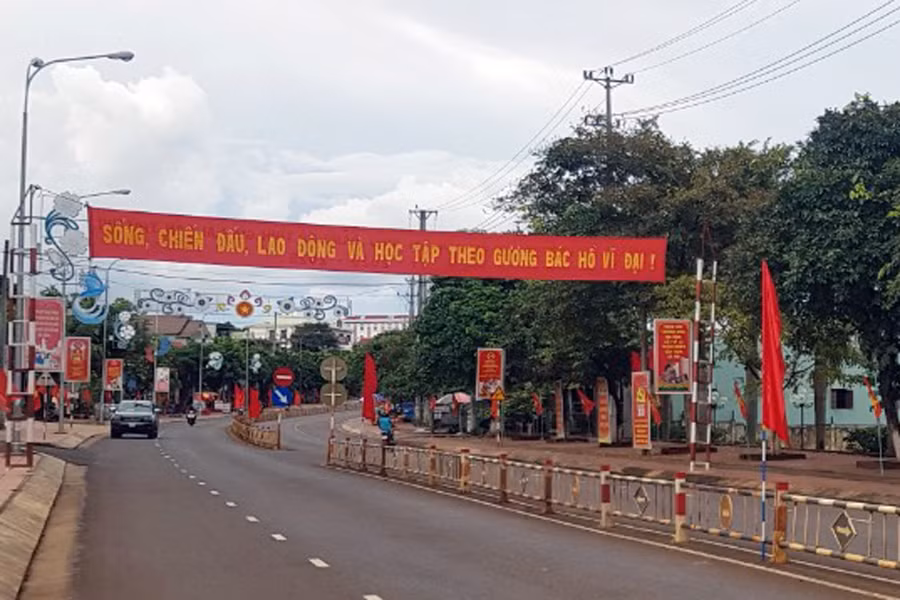 Thị trấn Chư Ty (huyện Đức Cơ) rực rỡ cờ, băng rôn chào mừng Đại hội đại biểu Đảng bộ tỉnh lần thứ XVI (nhiệm kỳ 2020-2025). Ảnh: Ngọc Sang