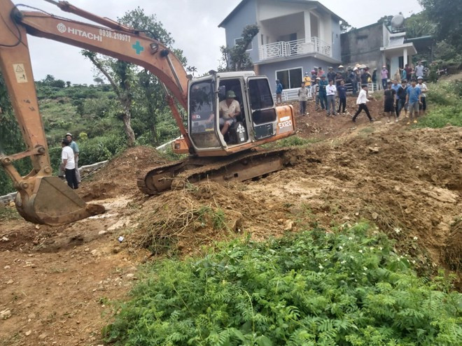 Máy múc được huy động tìm kiếm nạn nhân - Ảnh: Trùng Dương Máy múc được huy động tìm kiếm nạn nhân - Ảnh: Trùng Dương
