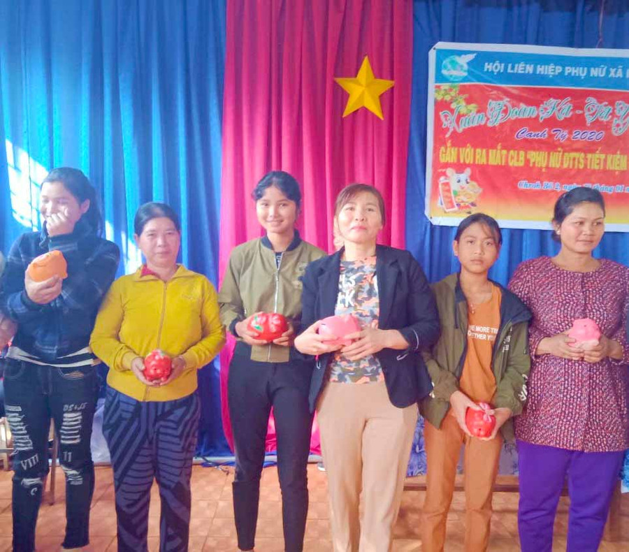 Hội LHPN xã Ia Phang tặng heo đất cho hội viên dân tộc thiểu số. Ảnh: Thùy Ngân Hội LHPN xã Ia Phang tặng heo đất cho hội viên dân tộc thiểu số. Ảnh: Thùy Ngân