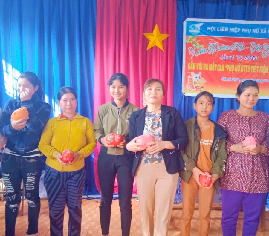 Hội LHPN xã Ia Phang tặng heo đất cho hội viên dân tộc thiểu số. Ảnh: Thùy Ngân