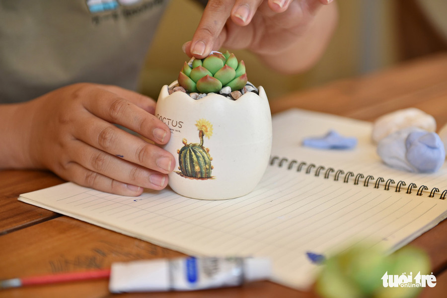 Thời gian đầu, phải mất gần 3 tháng để Dung cho ra sản phẩm đầu tay. Hiện tại chỉ cần nửa ngày Dung đã hoàn thành được 1 sản phẩm hoàn chỉnh - Ảnh: NGỌC PHƯỢNG