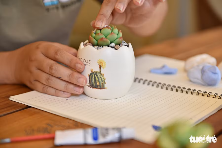 Thời gian đầu, phải mất gần 3 tháng để Dung cho ra sản phẩm đầu tay. Hiện tại chỉ cần nửa ngày Dung đã hoàn thành được 1 sản phẩm hoàn chỉnh - Ảnh: NGỌC PHƯỢNG