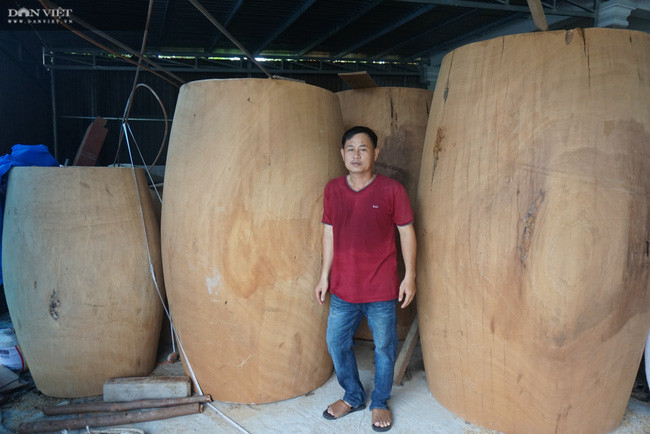 Trong số 3 người con của ông Hai, chỉ anh Phan Văn Hiệp (45 tuổi), Lâm Yên, xã Đại Minh, huyện Đại Lộc, tỉnh Quảng Nam chọn theo nghề làm trống của cha. Trong số 3 người con của ông Hai, chỉ anh Phan Văn Hiệp (45 tuổi), Lâm Yên, xã Đại Minh, huyện Đại Lộc, tỉnh Quảng Nam chọn theo nghề làm trống của cha.
