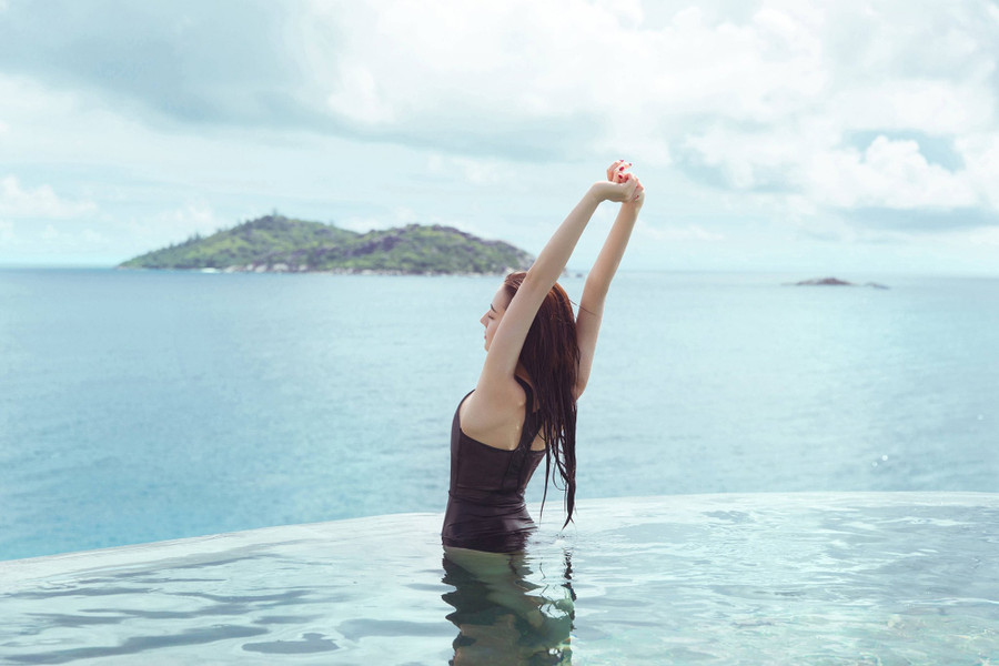 Vóc dáng thon thả của Địch Lệ Nhiệt Ba với góc chụp từ phía sau 