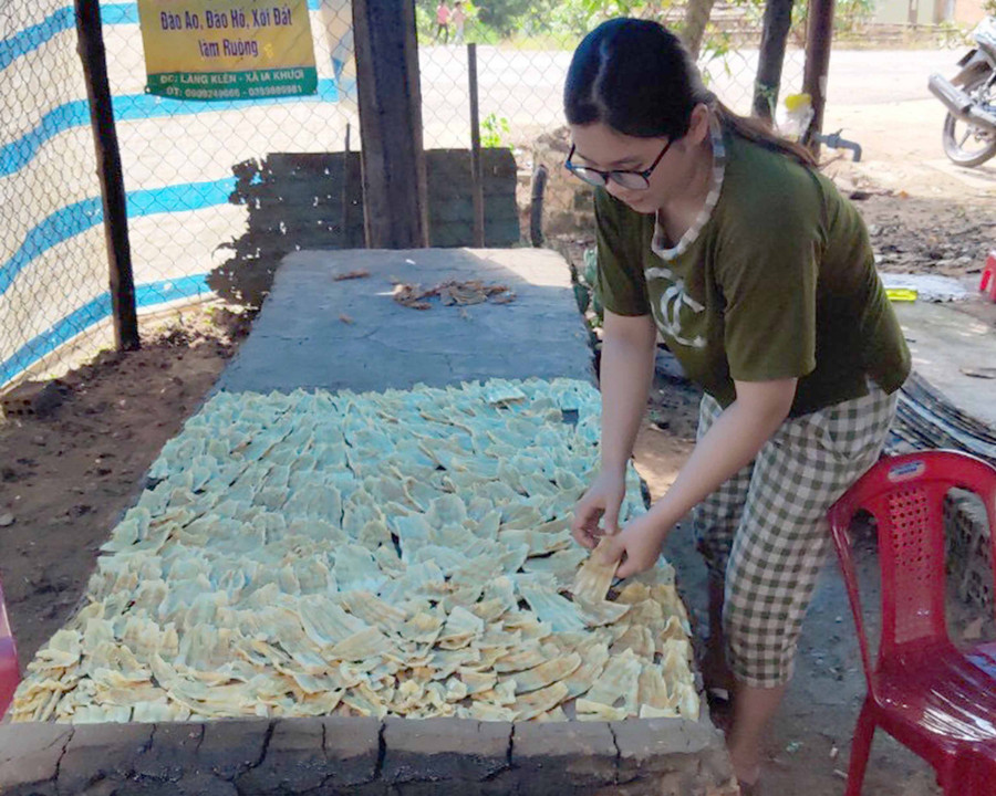 Chị Phạm Mai Duyên (xã Hà Tây, huyện Chư Păh) sấy măng trên lò. Ảnh: Nguyễn Thị Diễm