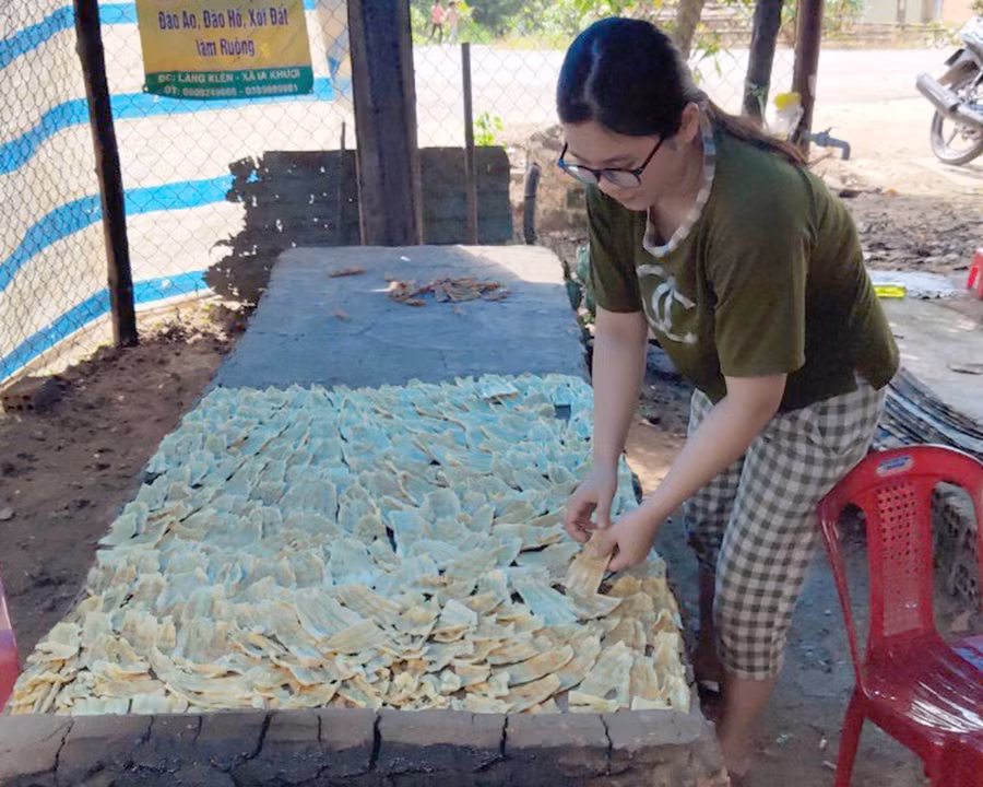 Chị Phạm Mai Duyên (xã Hà Tây, huyện Chư Păh) sấy măng trên lò. Ảnh: Nguyễn Thị Diễm