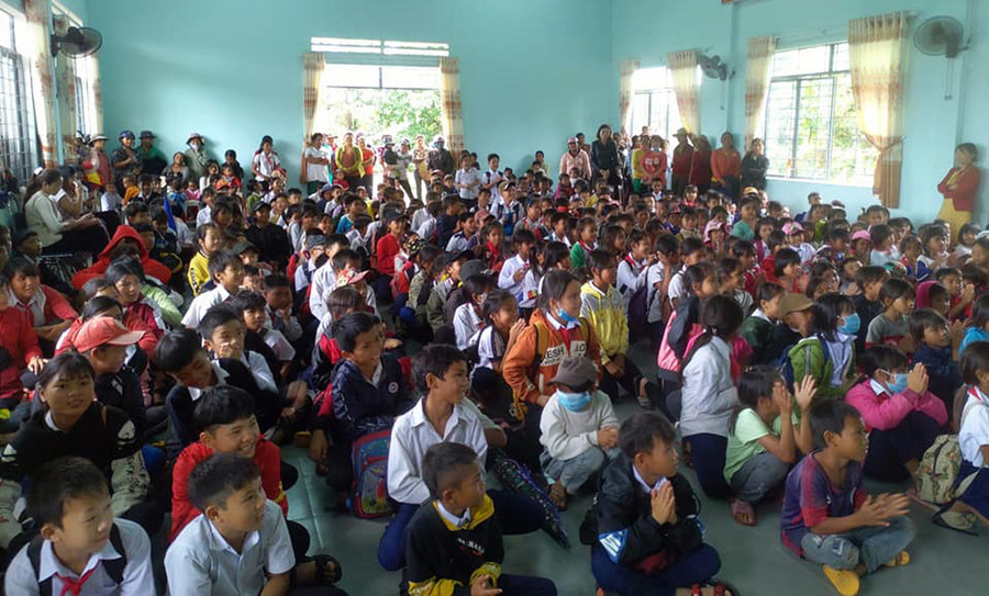 Đông đảo học sinh xã Ia Mơ tham gia chương trình. Ảnh: Hà Phương