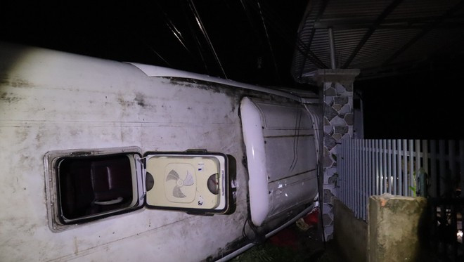 Những người trên xe đã tìm mọi cách để ra được bên ngoài - ẢNH: HOÀNG GIÁP Những người trên xe đã tìm mọi cách để ra được bên ngoài - ẢNH: HOÀNG GIÁP