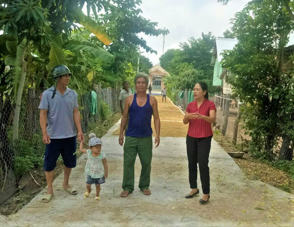 Bà Nay H’Uyên (bìa phải) vận động người dân buôn Hiao (xã Chư Băh, thị xã Ayun Pa) làm đường giao thông nông thôn. Ảnh: Đinh Yến