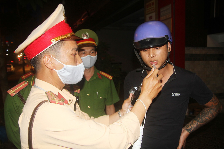  60 trường hợp vi phạm về nồng độ cồn đã bị xử phạt . Ảnh: Văn Ngọc