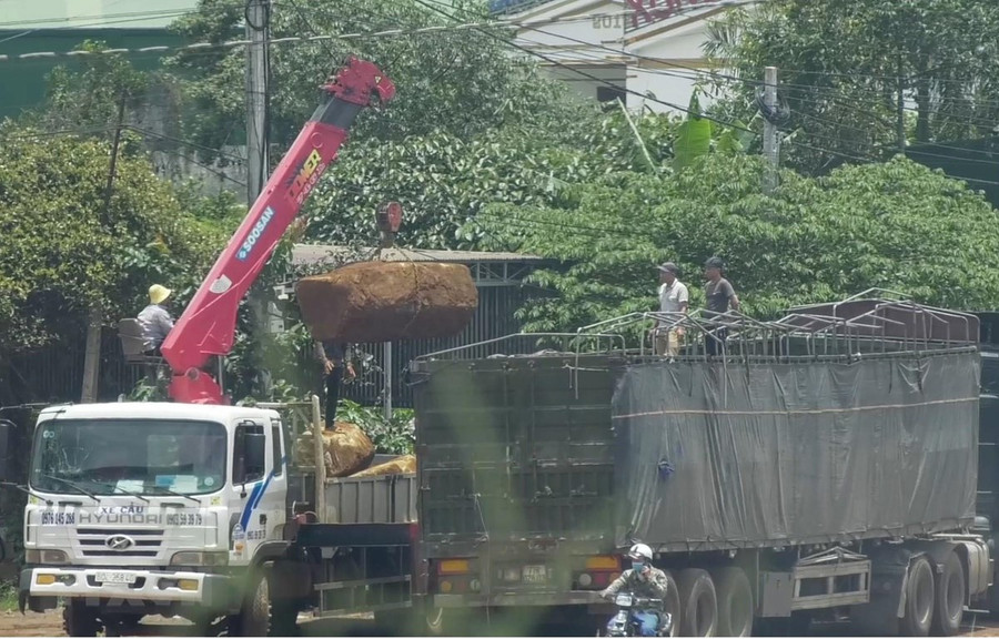 Xe cẩu bốc đá lên xe đầu kéo mang biển kiểm soát 77C-17399 (kéo theo rơ-mooc 77R-02603). (Ảnh: Hưng Thịnh/TTXVN) Xe cẩu bốc đá lên xe đầu kéo mang biển kiểm soát 77C-17399 (kéo theo rơ-mooc 77R-02603). (Ảnh: Hưng Thịnh/TTXVN)