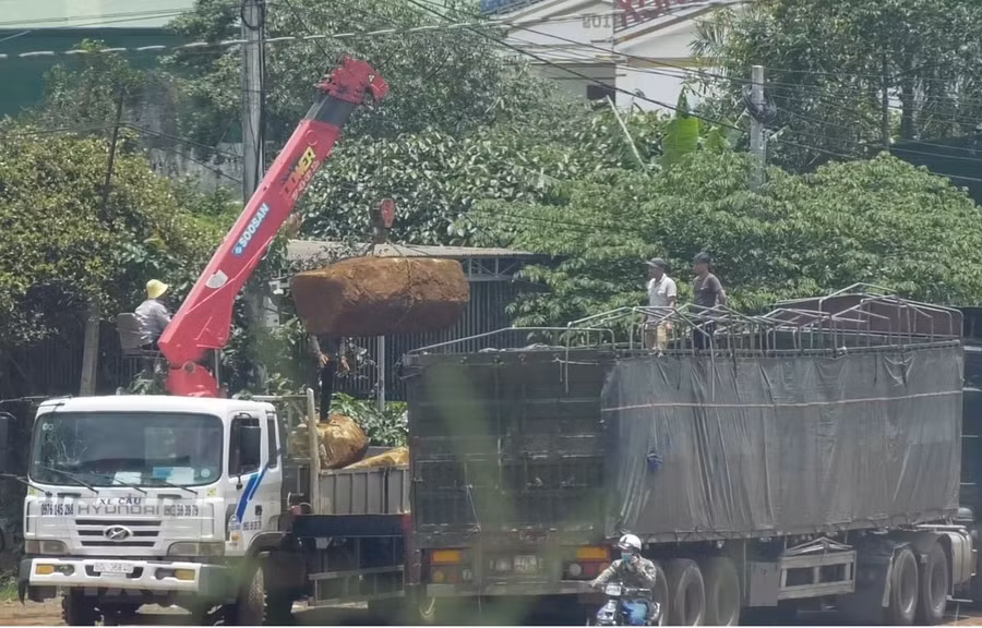 Xe cẩu bốc đá lên xe đầu kéo mang biển kiểm soát 77C-17399 (kéo theo rơ-mooc 77R-02603). (Ảnh: Hưng Thịnh/TTXVN)