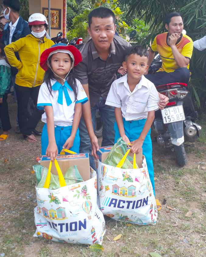 Tặng quà cho HS nghèo, khó khăn. Ảnh: Hồng Ngọc 