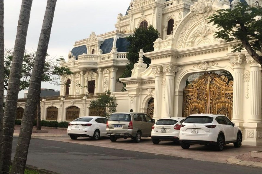 Cơ quan chức năng khám xét nơi ở của ông Ngô Văn Phát tại đường Lê Hồng Phong, Hải An, Hải Phòng. Ảnh Mai Chi Cơ quan chức năng khám xét nơi ở của ông Ngô Văn Phát tại đường Lê Hồng Phong, Hải An, Hải Phòng. Ảnh Mai Chi