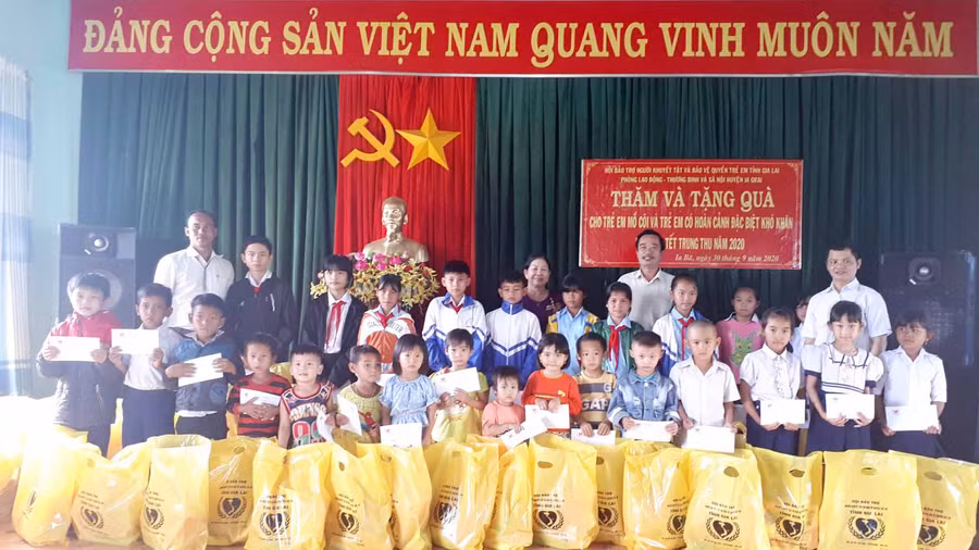 Đại diện Tỉnh hội trao quà cho các cháu thiếu nhi trên địa bàn xã Ia Bă nhân dịp Tết Trung thu. Ảnh: Hà Phương