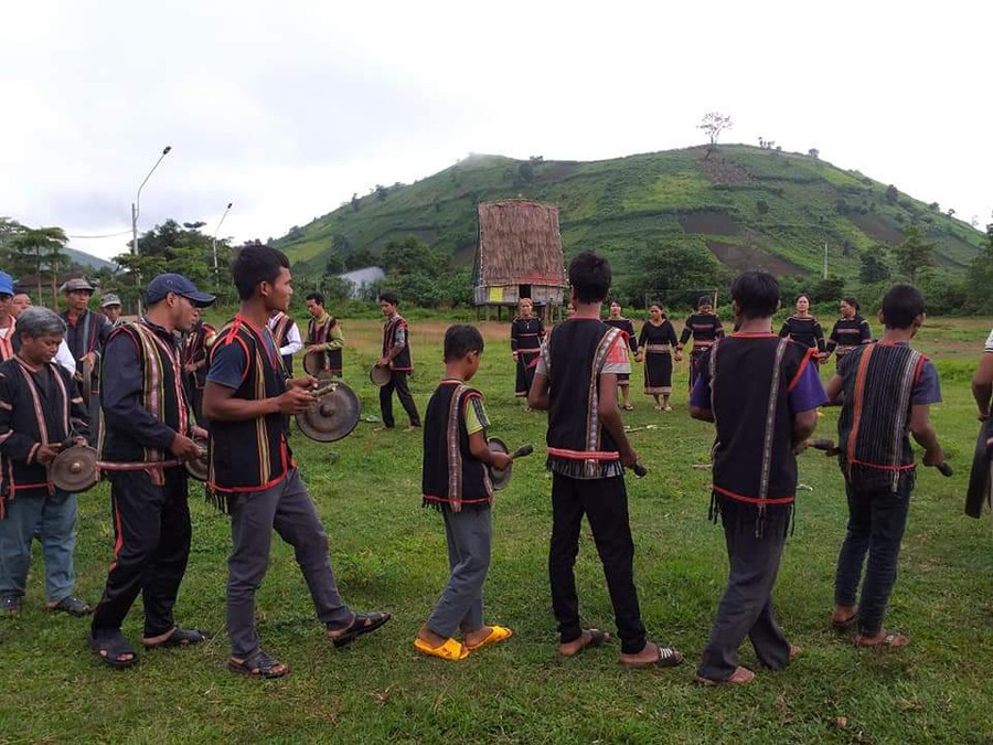 Các thành viên Câu lạc bộ cồng chiêng và múa xoang làng Ia Gri biểu diễn trong lễ ra mắt. Ảnh: Lê Hải