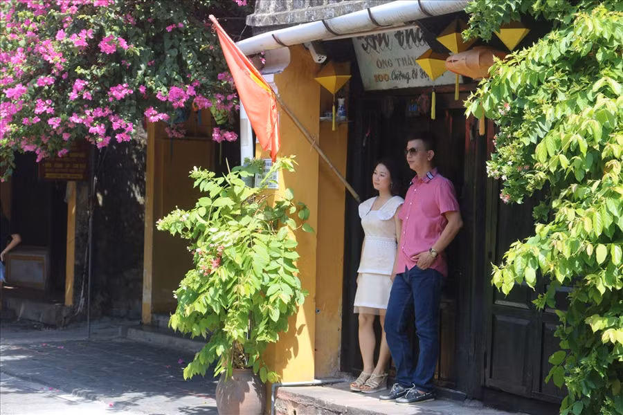 Bà Nguyễn Thị Thơ - du khách cho biết, có ngày nghỉ cuối tuần nên tôi cùng gia đình đến Hội An tham quan. Tỉnh Quảng Nam nói chung và Hội An nói riêng thì nhiều ngày qua đã không có ca nhiễm SARS-CoV-2 mới nên chúng tôi cũng rất an tâm khi đến đây để tham quan.