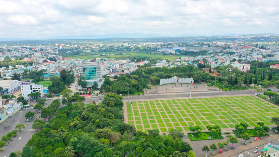 Quảng trường Đại Đoàn Kết được ví như lá phổi xanh giữa lòng thành phố, tạo điểm nhấn cho đô thị Pleiku. Ảnh: Quang Tấn 