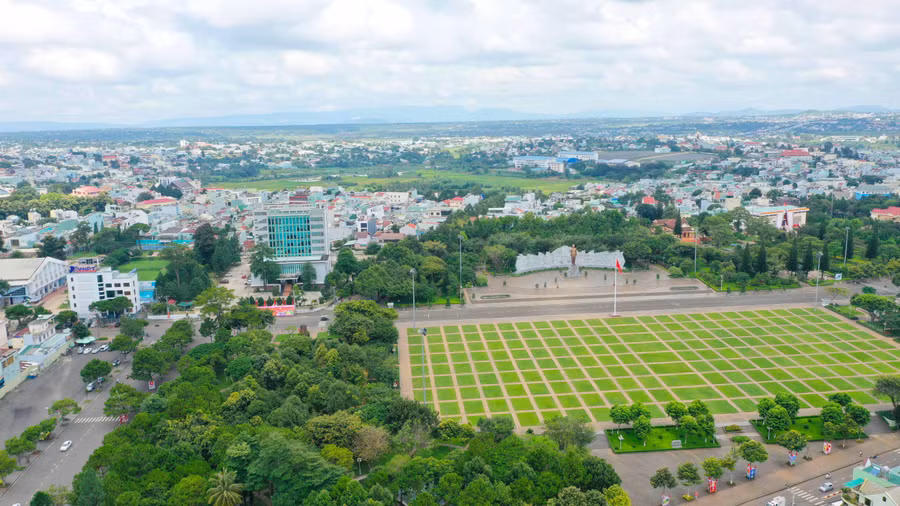Quảng trường Đại Đoàn Kết được ví như lá phổi xanh giữa lòng thành phố, tạo điểm nhấn cho đô thị Pleiku. Ảnh: Quang Tấn 